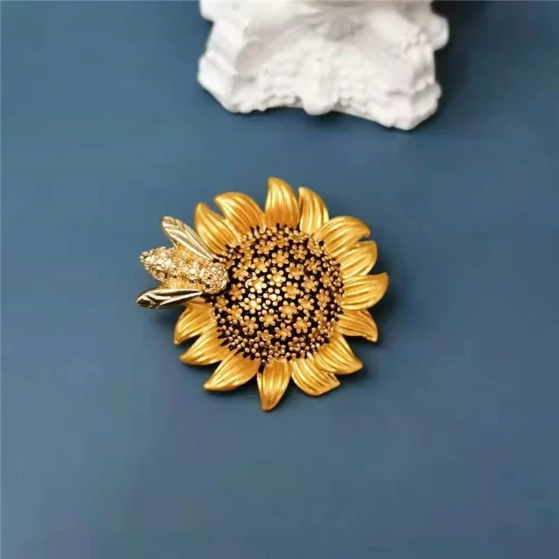 

Vintage Sunflower Enamel Pin Wedding Bouquets Brooches For Women Men Daisy Flower Insect Bee Pins Brooch Jewelry Accessories