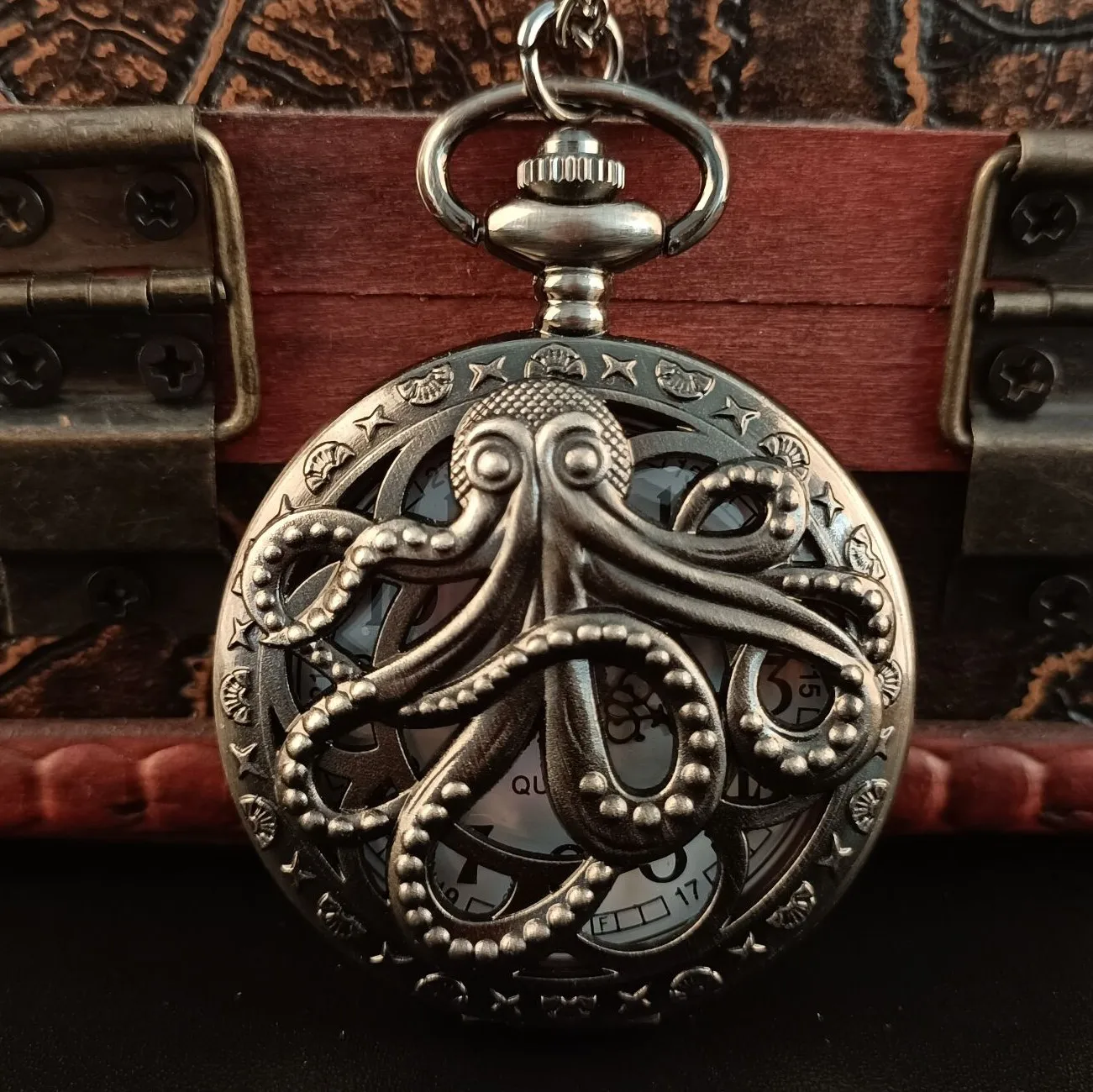 Vintage Octopus Skeleton Arabic Numeral Quartz Pocket Watch Necklace Pendant Clock Chain Men's Women CF1173
Vintage Octopus Skeleton Arabic Numeral Quartz Pocket Watch Necklace Pendant Clock Chain Men's Women CF1173