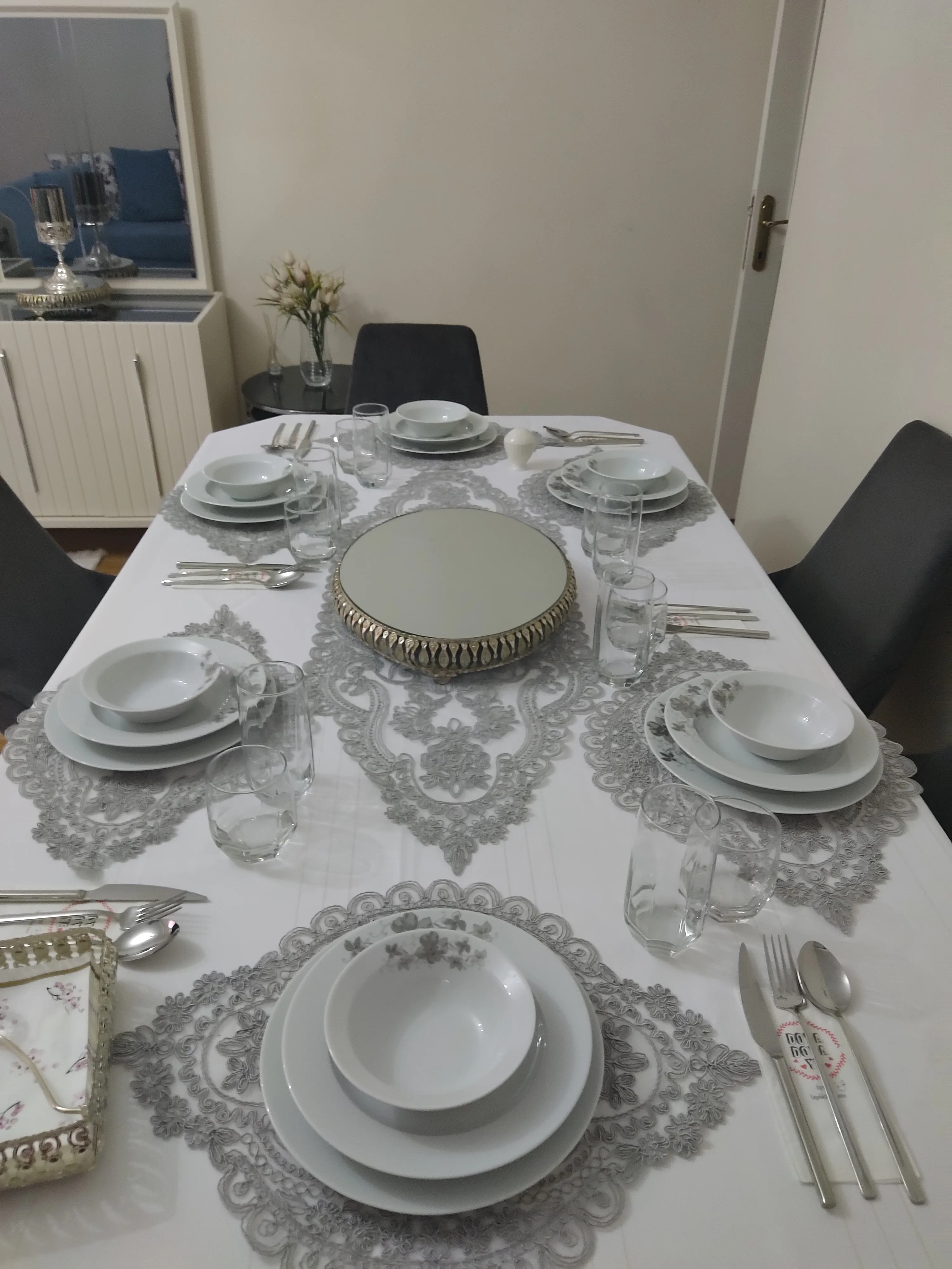 Luxury Embroidered On Tulle Table Runner Set 6 Persons Modern Home Tablecloth Tableware Dining Decor Wedding Table Decor
Luxury Embroidered On Tulle Table Runner Set 6 Persons Modern Home Tablecloth Tableware Dining Decor Wedding Table Decor