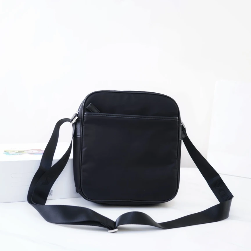 New Luxury High Quality Men's Black Business Messenger Bag Top layer cowhide Shoulder Messenger Bag
New Luxury High Quality Men's Black Business Messenger Bag Top layer cowhide Shoulder Messenger Bag
