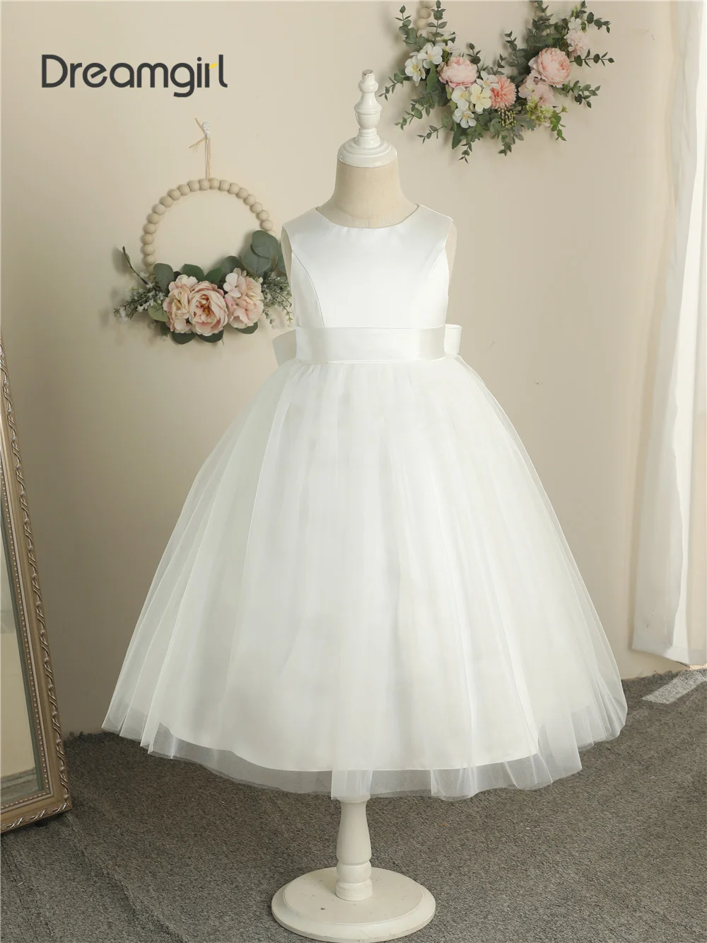 Round Neck Princess Dresses Sleeveless Child Flower Girl Wedding Party Dress Tulle Puffy Girl Dresses For Very Elegant Party
Round Neck Princess Dresses Sleeveless Child Flower Girl Wedding Party Dress Tulle Puffy Girl Dresses For Very Elegant Party