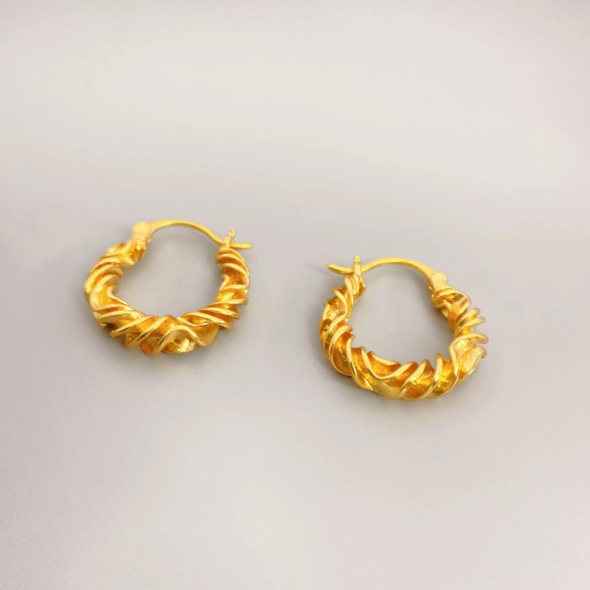 Vintage Twisted Line Earrings for Women Fashion Gold Color Earrings Wedding Elegant Dangler Luxury Party Jewelry Christmas Gifts
Vintage Twisted Line Earrings for Women Fashion Gold Color Earrings Wedding Elegant Dangler Luxury Party Jewelry Christmas Gifts