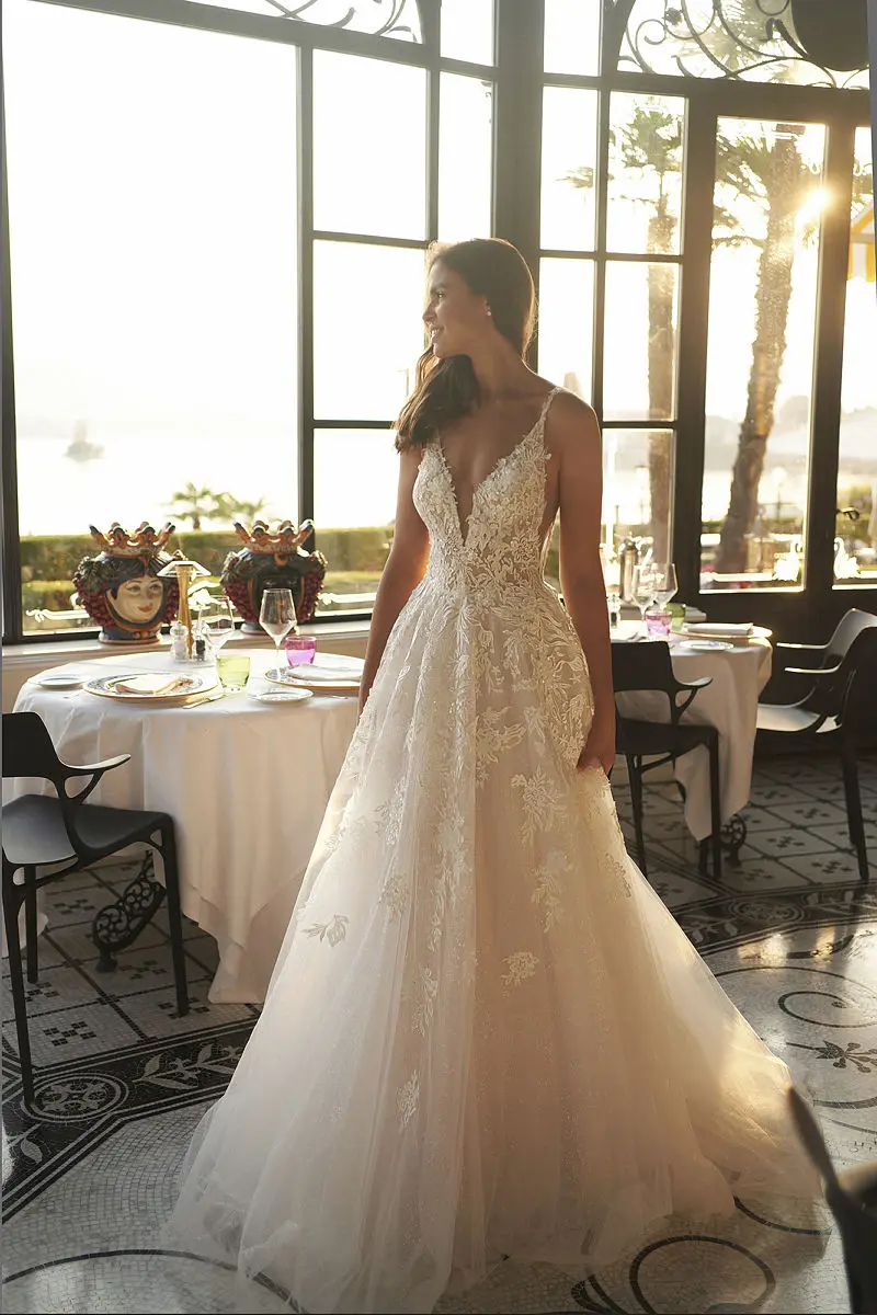 Princess V-Neck Beach Bohemian Lace Applique Backless Sleeveless A-Line 2023 Wedding Dress Bridal Gown
Princess V-Neck Beach Bohemian Lace Applique Backless Sleeveless A-Line 2023 Wedding Dress Bridal Gown