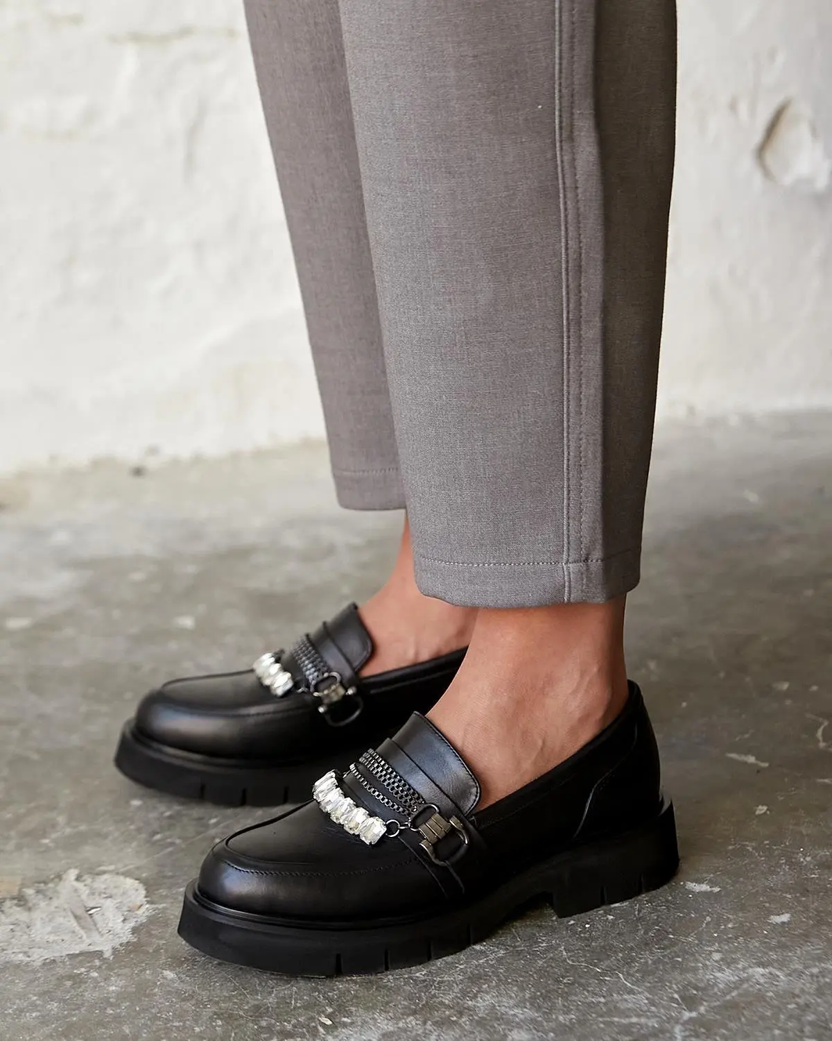 Spaces Real Leather Suede Flat Thick Lightweight Eva Sole Crystal Stone Chain Buckle Detailed Loafar Black Honey Colored Casual
Spaces Real Leather Suede Flat Thick Lightweight Eva Sole Crystal Stone Chain Buckle Detailed Loafar Black Honey Colored Casual