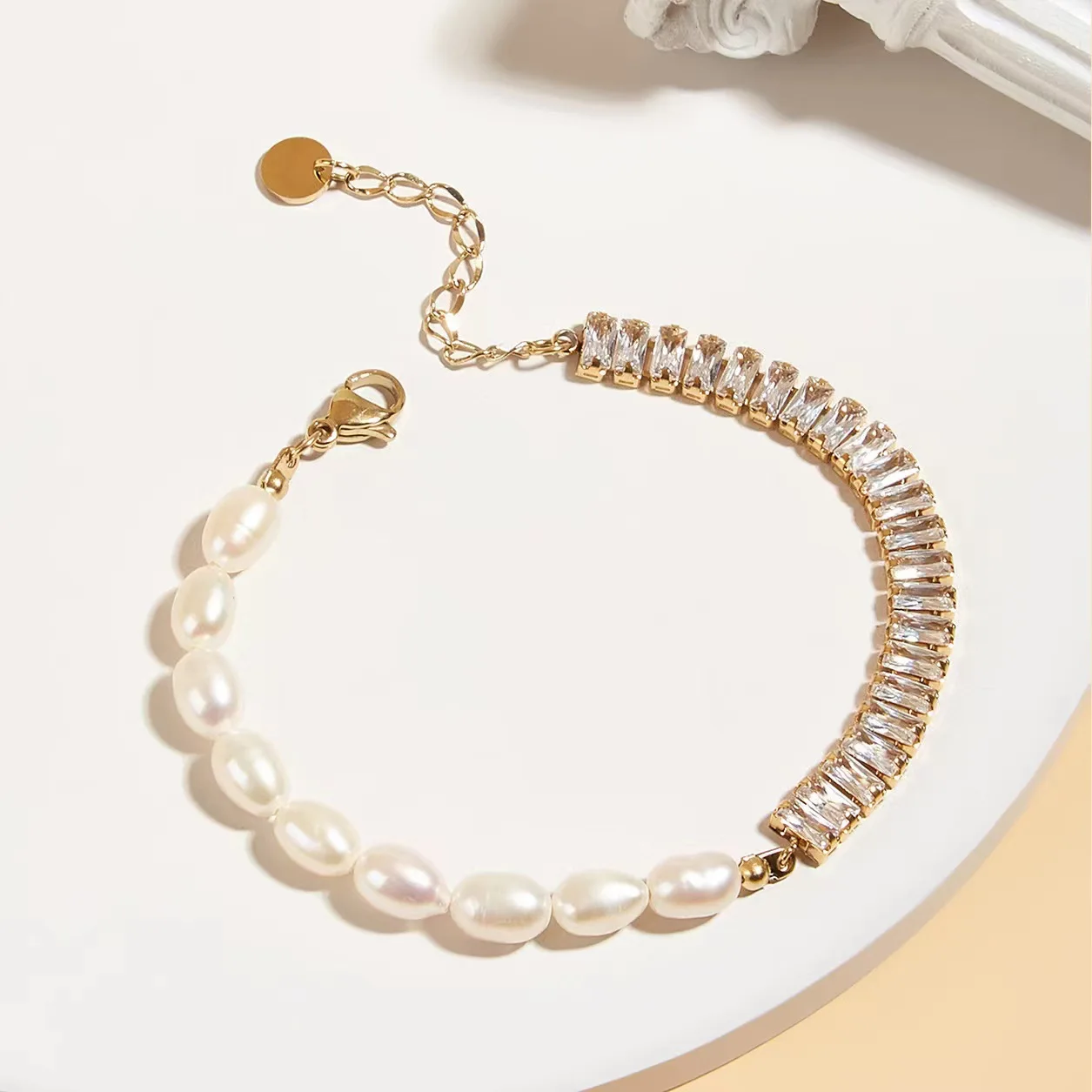 CARLIDANA Luxury Freshwater Pearl and Cubic Zircon Mixed Chain Bracelet for Women High Quality Stainless Steel Bracelet Party
CARLIDANA Luxury Freshwater Pearl and Cubic Zircon Mixed Chain Bracelet for Women High Quality Stainless Steel Bracelet Party