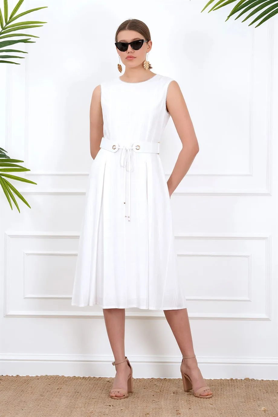 2022 summer women solid white fashion elegant casual party dress O-neck sleeveless Sundress female
2022 summer women solid white fashion elegant casual party dress O-neck sleeveless Sundress female