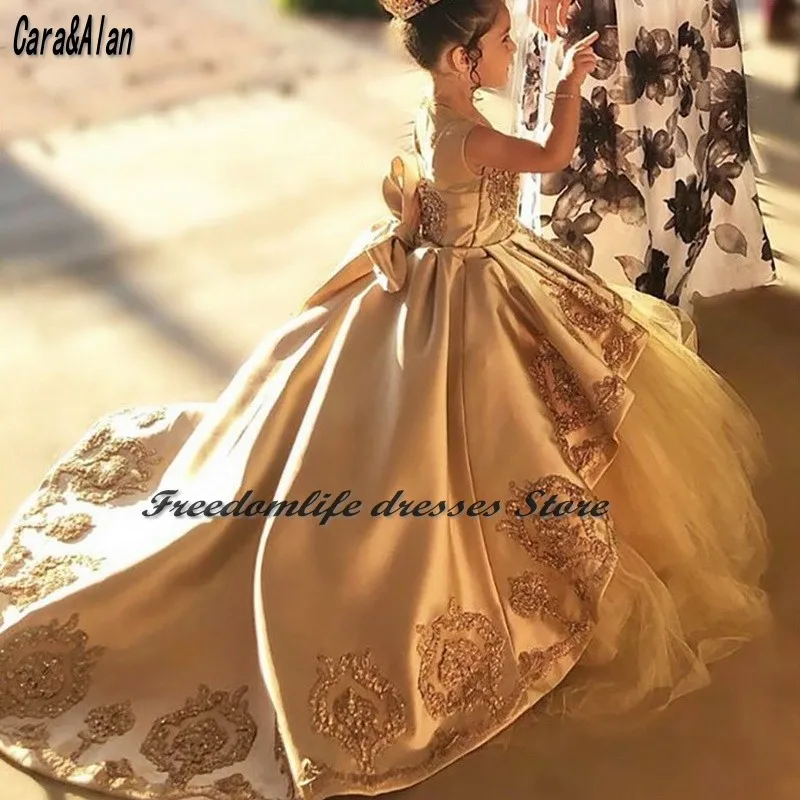 Cara&Alan Princess Flower Girls Dresses With Bow Lace Applique Beauty Kids Pageant Gowns
Cara&Alan Princess Flower Girls Dresses With Bow Lace Applique Beauty Kids Pageant Gowns