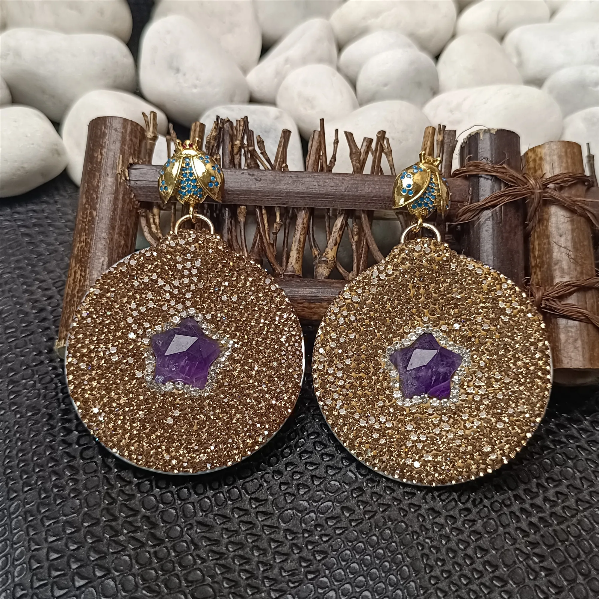 Natural lapis lazuli flash stone amethyst rhinestone shell earrings earrings ladies fashion trend luxury classic jewelry
Natural lapis lazuli flash stone amethyst rhinestone shell earrings earrings ladies fashion trend luxury classic jewelry
