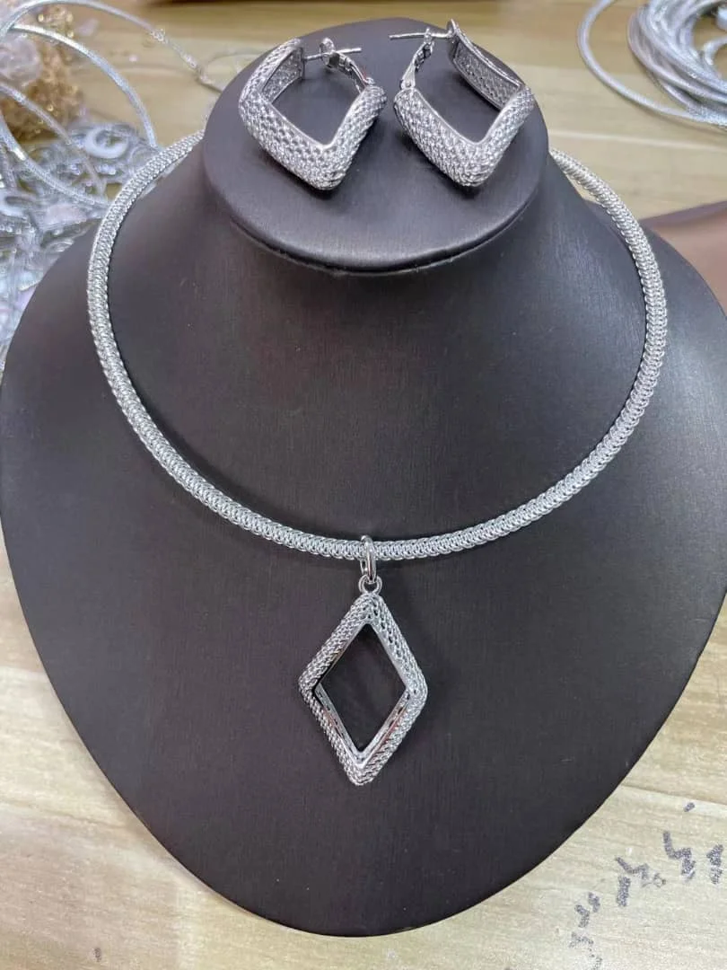 Women Fashion Jewelry Set Silver Plated 45+5cm Necklace Earrings Wedding Bridal Jewelry Accessories Party Jewelry Sets
Women Fashion Jewelry Set Silver Plated 45+5cm Necklace Earrings Wedding Bridal Jewelry Accessories Party Jewelry Sets