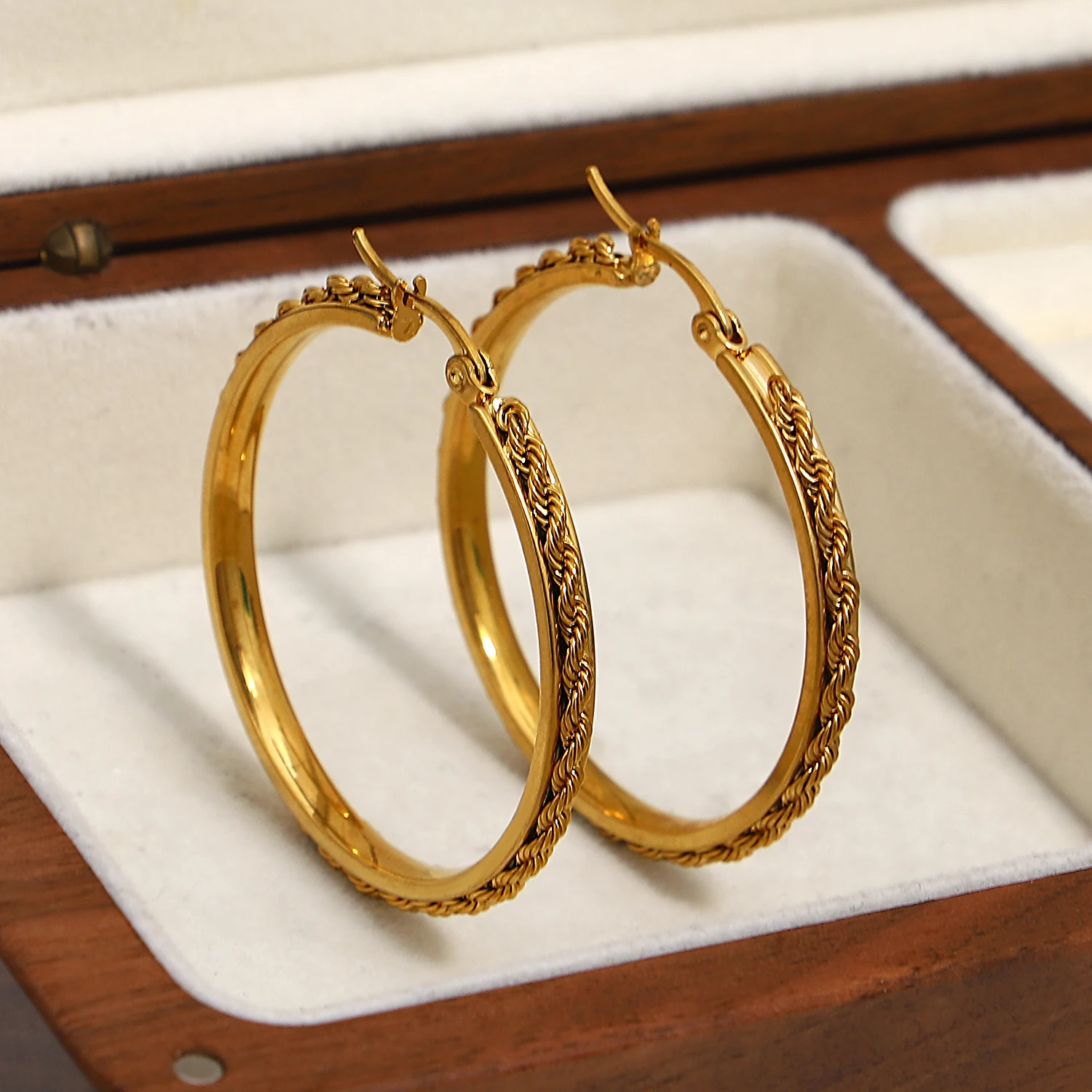 Punk Twisted Large Hoop Earrings For Women Gold Silver Stainless Steel Ear Rings Vintage Lightweight Twist Earrings Jewelry
Punk Twisted Large Hoop Earrings For Women Gold Silver Stainless Steel Ear Rings Vintage Lightweight Twist Earrings Jewelry
