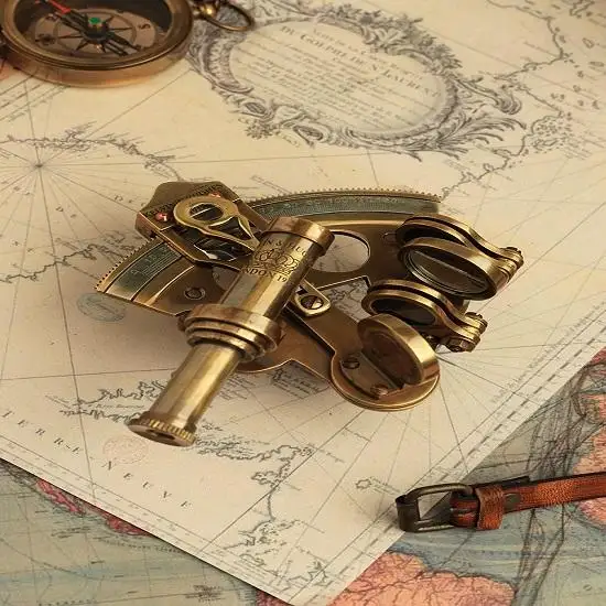 Античный корабельный секстант из латуни
Античный корабельный секстант из латуни