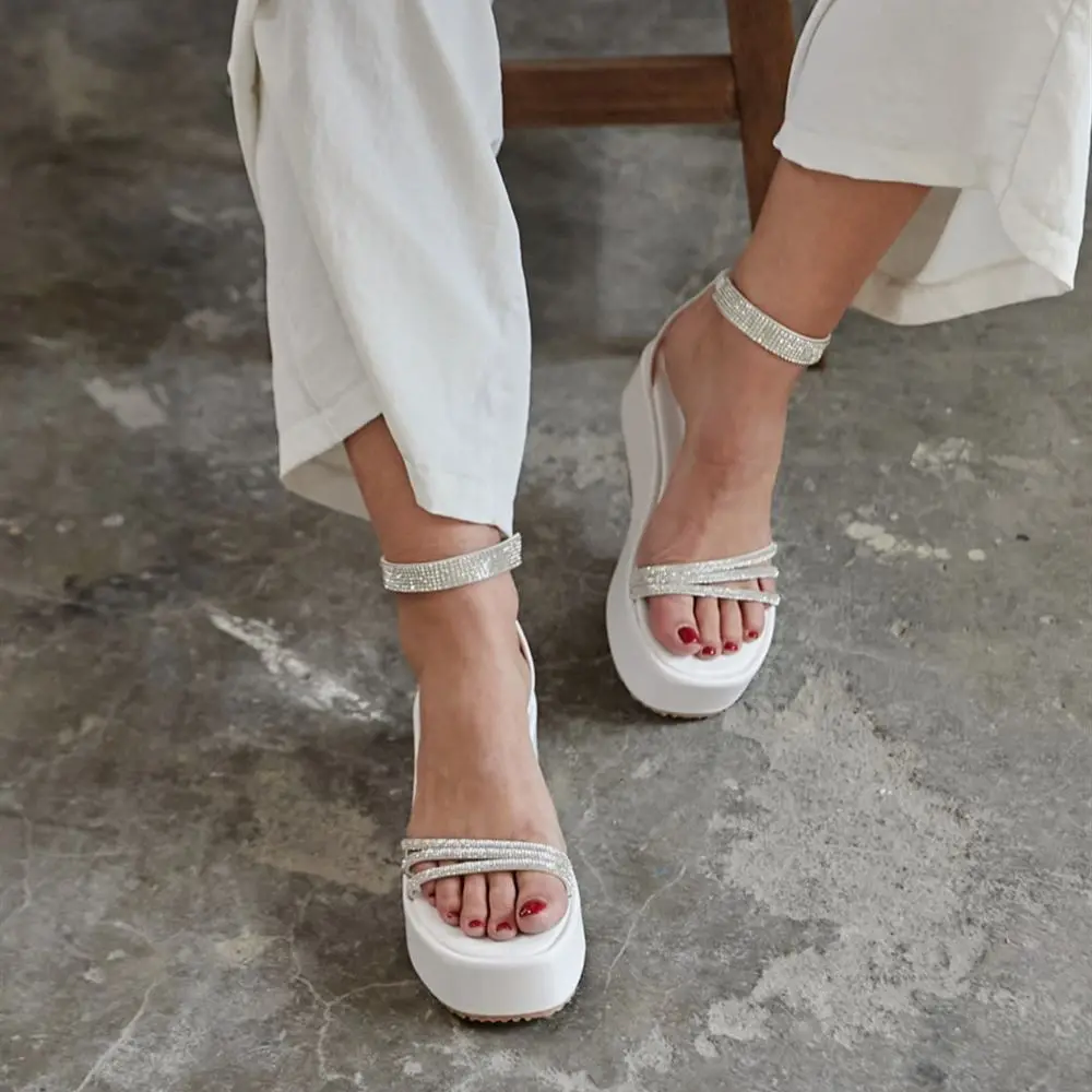 Bamby Interior Exterior Quality Faux Leather Ankleteb Jewel Embroidered Strap High Platform Sole Very Stylish Sandals Poshnmore
Bamby Interior Exterior Quality Faux Leather Ankleteb Jewel Embroidered Strap High Platform Sole Very Stylish Sandals Poshnmore