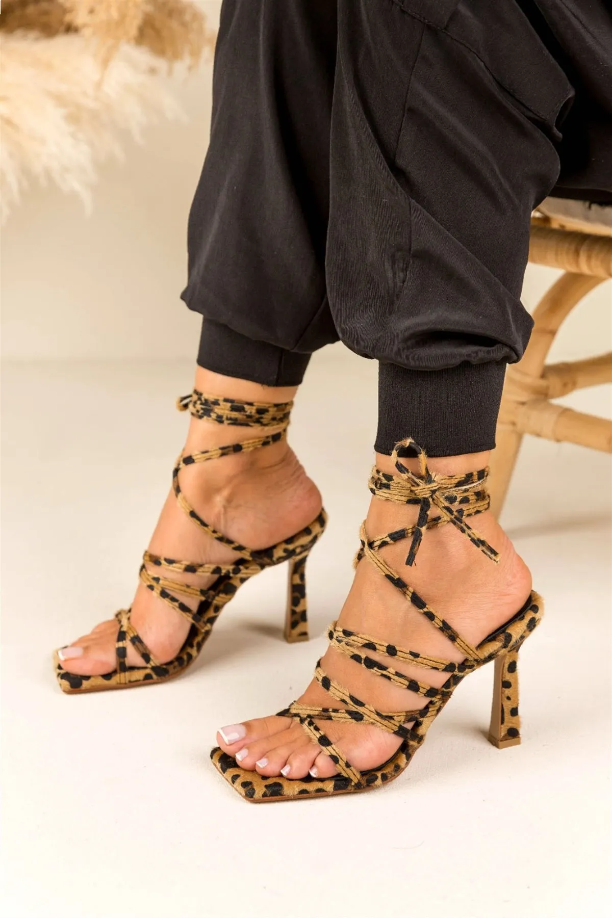 Helen Inner Genuine Leather Outer Quality Faux Leather Suede Thin Heeled Lace-up Ankle Women's Sandals Beige Black Leopard Posh
Helen Inner Genuine Leather Outer Quality Faux Leather Suede Thin Heeled Lace-up Ankle Women's Sandals Beige Black Leopard Posh