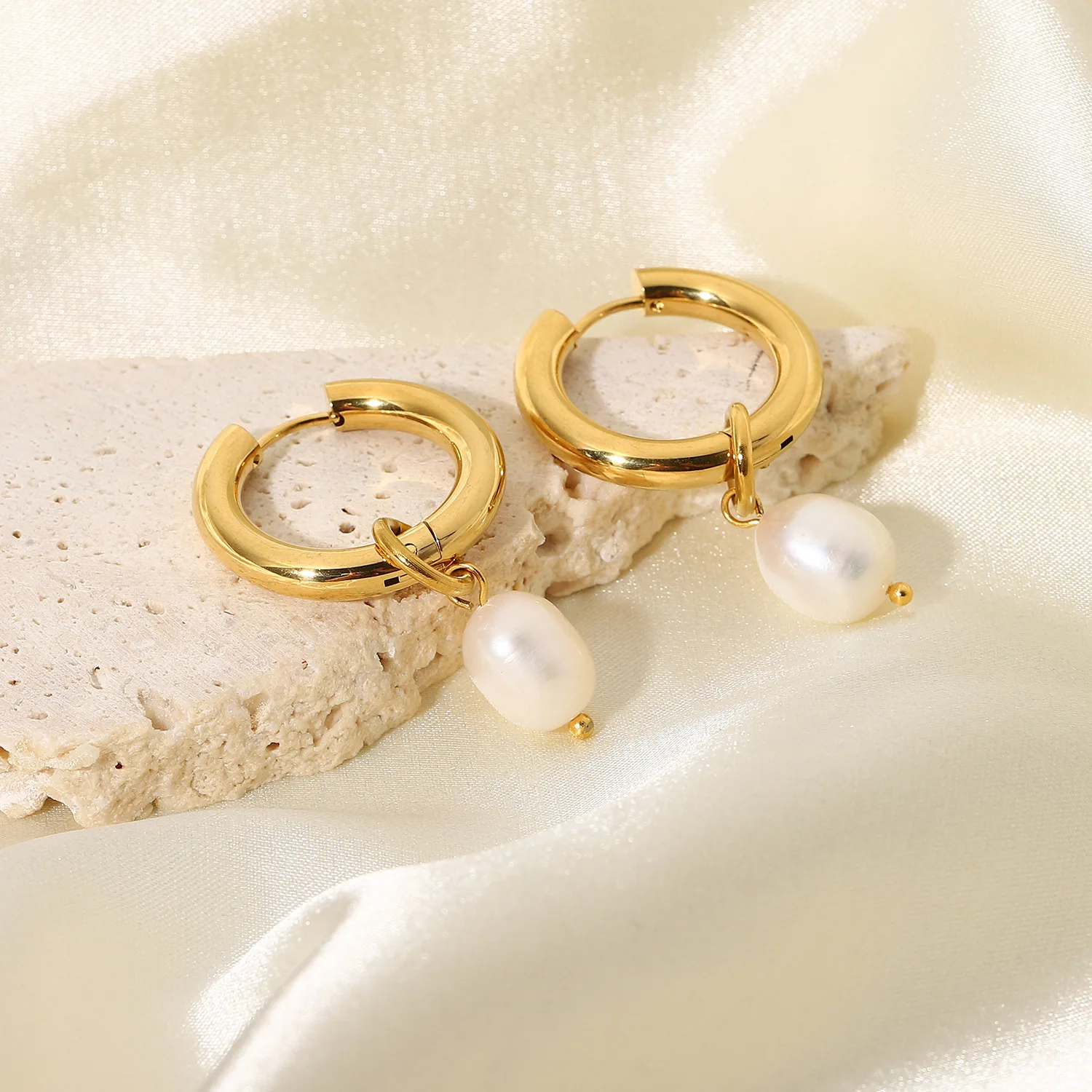 

Stainless Steel Jewelry Waterproof 18K Gold Plated Huggies Natural Freshwater Pearl Hoop Earrings for Women Valentine's Day Gift