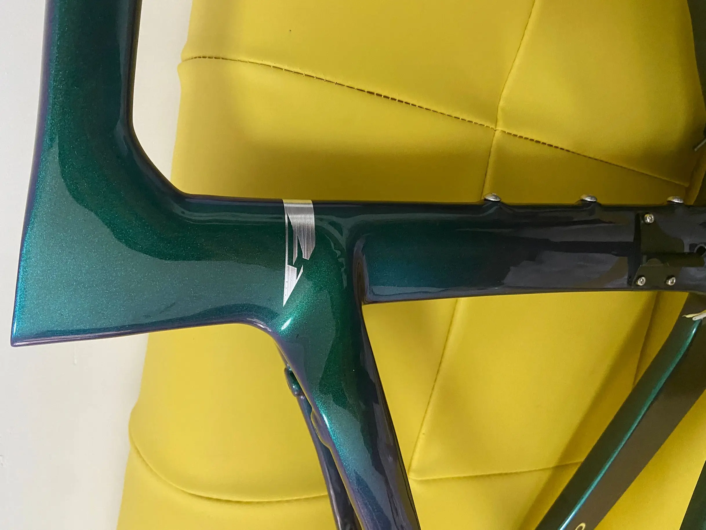 F style carbon bike frame ud glossy T1100 green chameleon rims brakes bike carbon frame v brake bicycle frame+handlebar
F style carbon bike frame ud glossy T1100 green chameleon rims brakes bike carbon frame v brake bicycle frame+handlebar