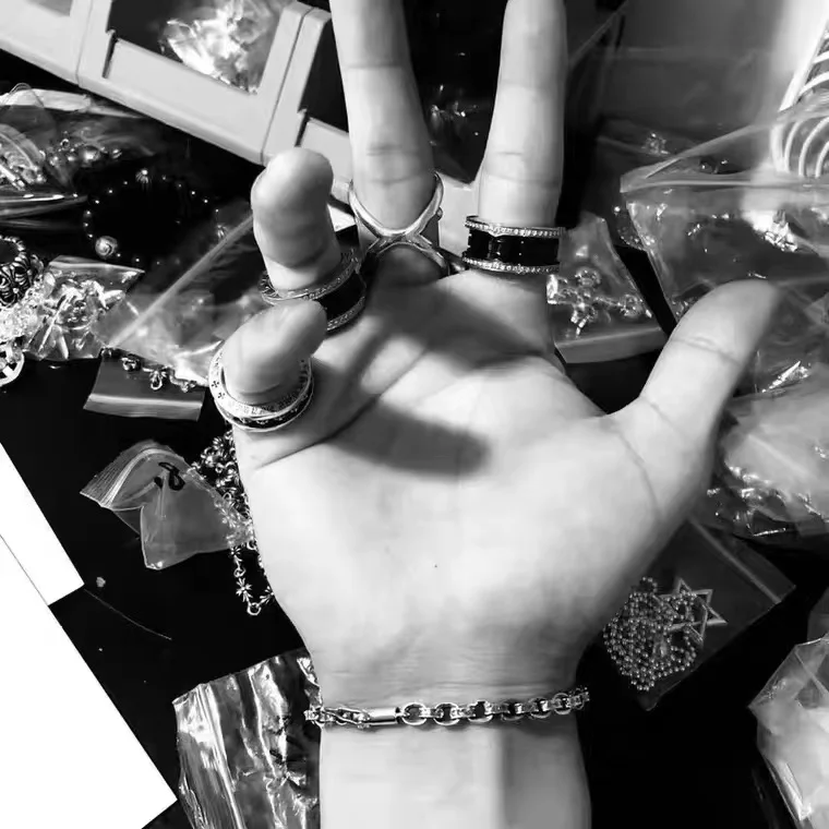 Chro1me %%Hea2rts5MMpaper chain Classic Bracelet Letter Chain Cross Buckle 925 Sterling Silver Men's and Women's Style
Chro1me %%Hea2rts5MMpaper chain Classic Bracelet Letter Chain Cross Buckle 925 Sterling Silver Men's and Women's Style