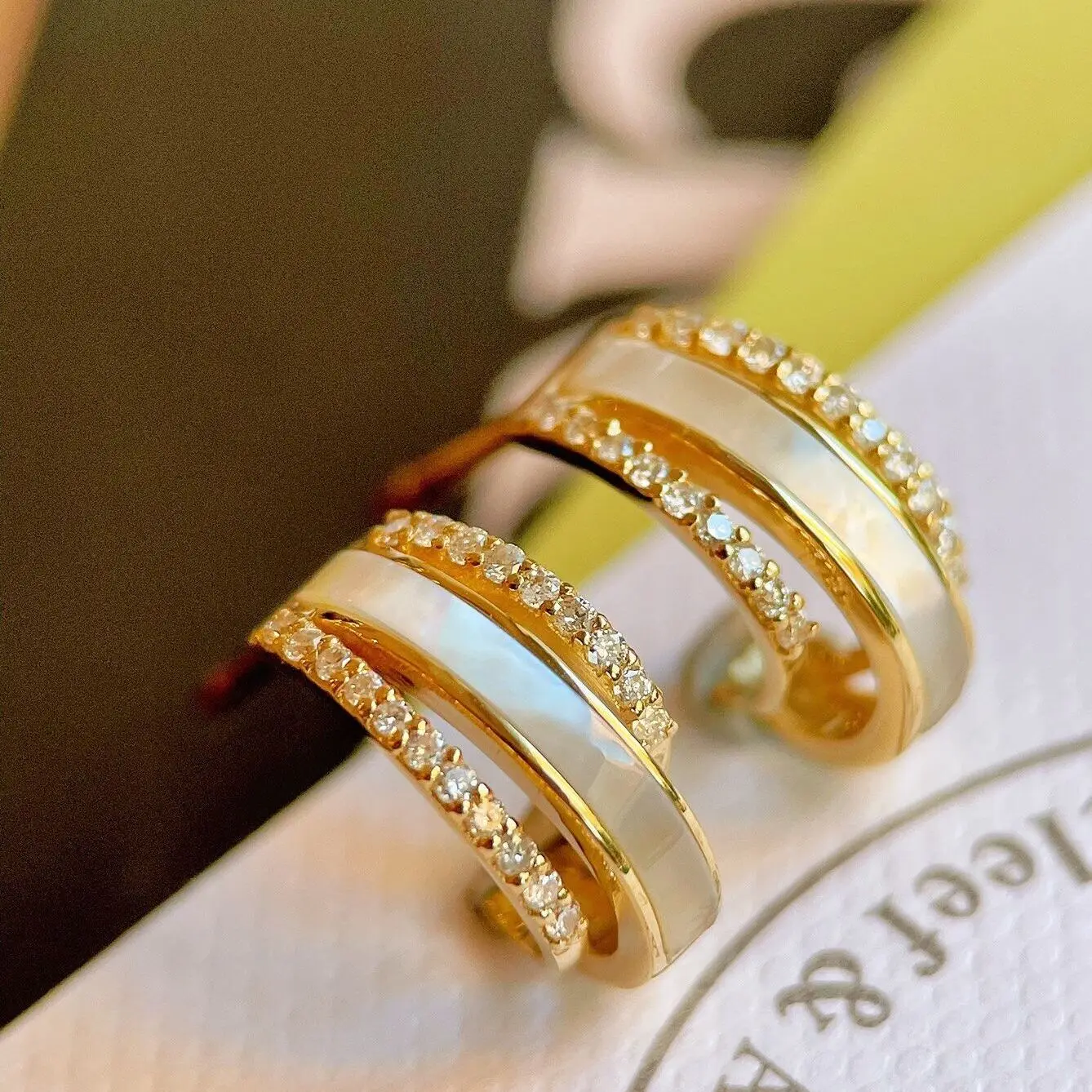 MADALENA SARARA 18K Yellow Gold Women Earrings Diamond And Shell Pave Setting Hallow Design More Elegant
MADALENA SARARA 18K Yellow Gold Women Earrings Diamond And Shell Pave Setting Hallow Design More Elegant