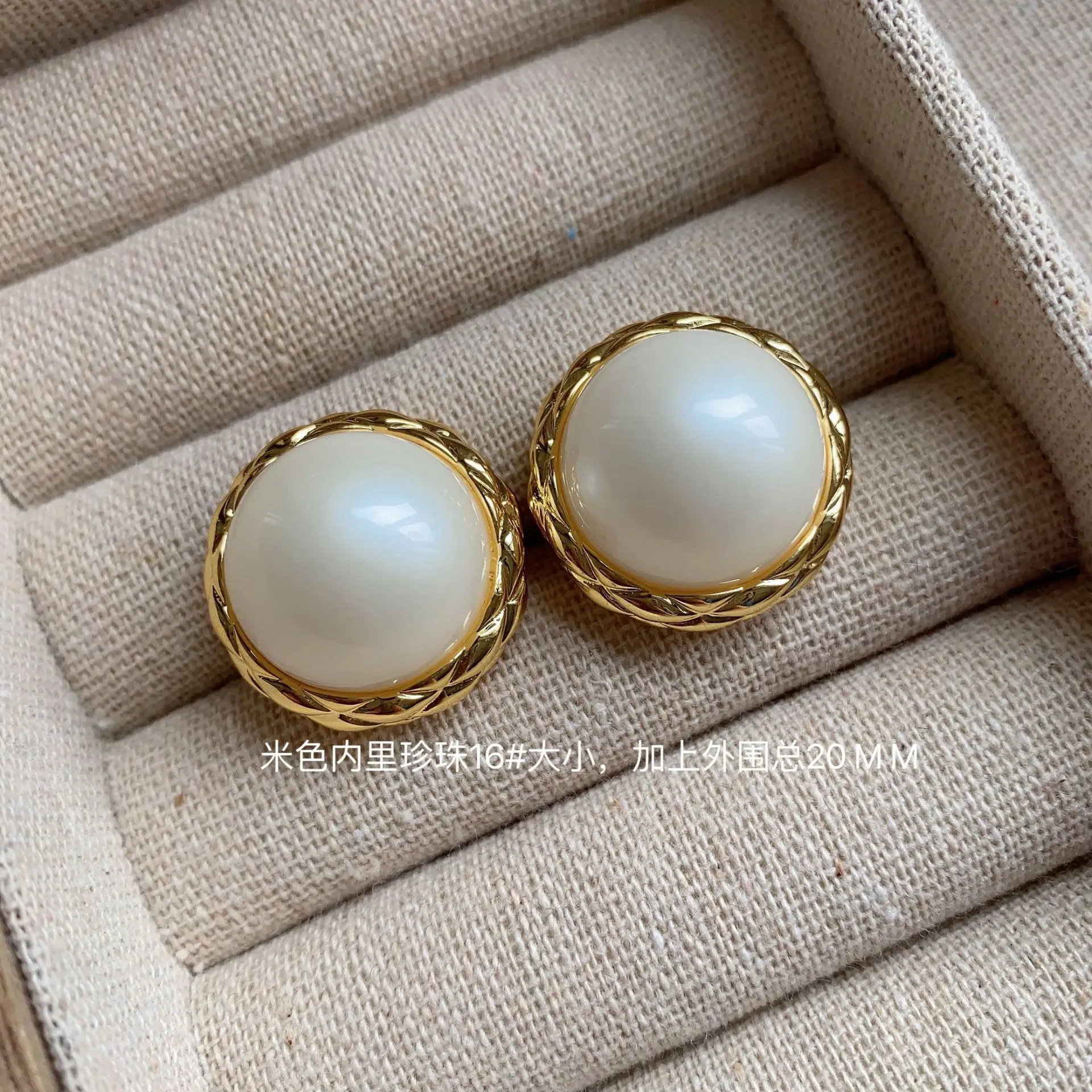 

French Vintage Metal Large Pearl Earrings With Female Minority Design Sense High-Grade Small Fragrance Elegant Diamond Lattice