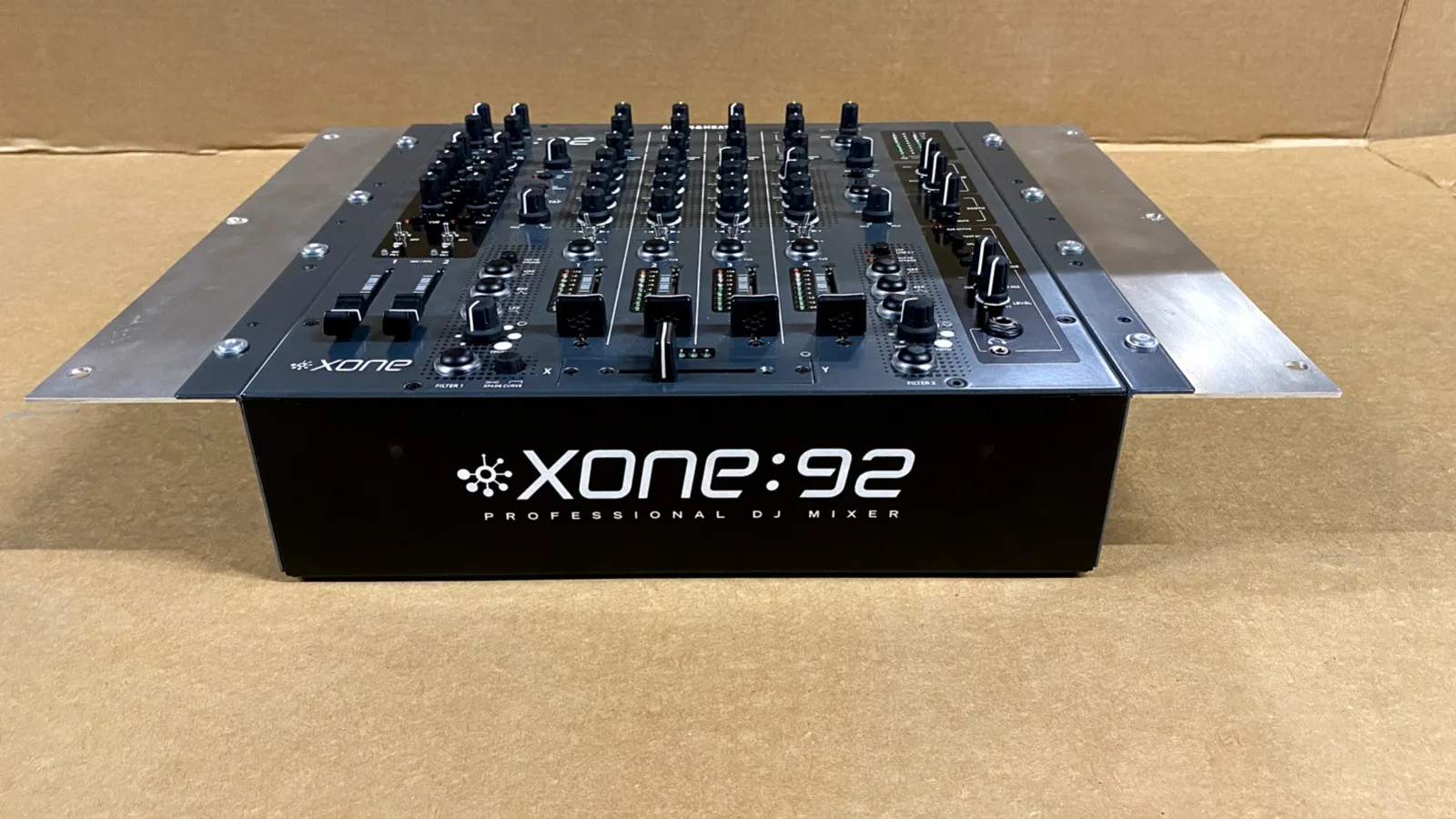 Новая промо-акция, купите 2 и получите 1 Allen & Heath Xone:92 6-канальный микшер для клуба и DJ
Новая промо-акция, купите 2 и получите 1 Allen & Heath Xone:92 6-канальный микшер для клуба и DJ