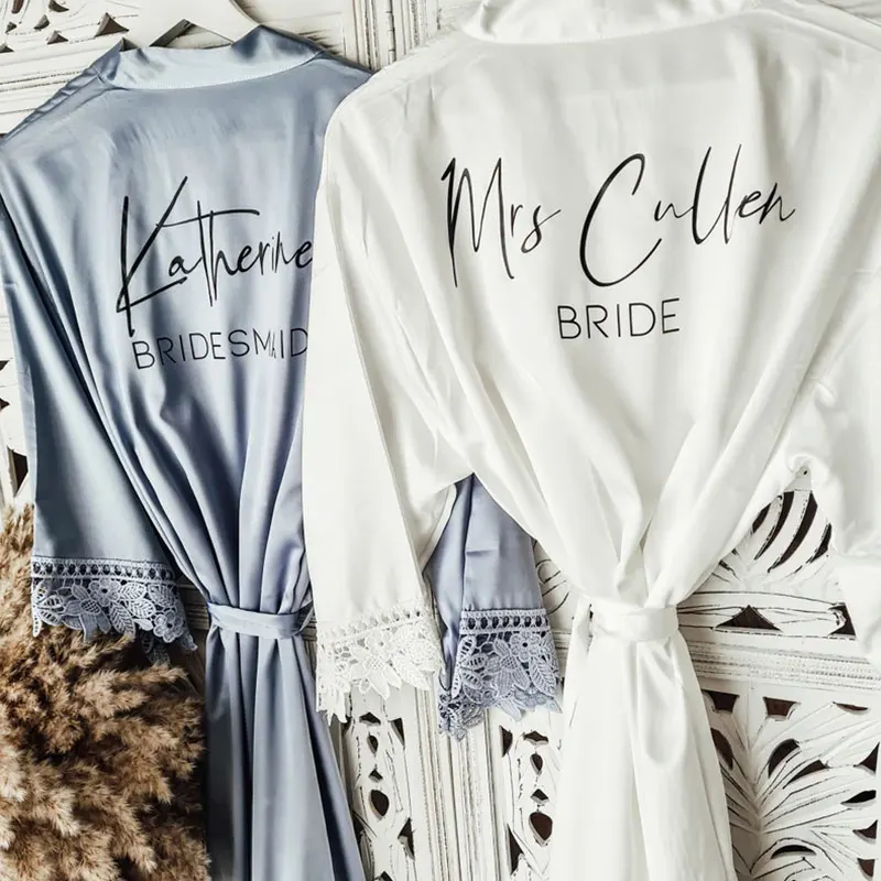 2022 Bride With Lace Robe Customized Bridesmaid Dress Set Silky Stain Wedding Dressing Gown Personalised Bridal Party Robe Print
2022 Bride With Lace Robe Customized Bridesmaid Dress Set Silky Stain Wedding Dressing Gown Personalised Bridal Party Robe Print