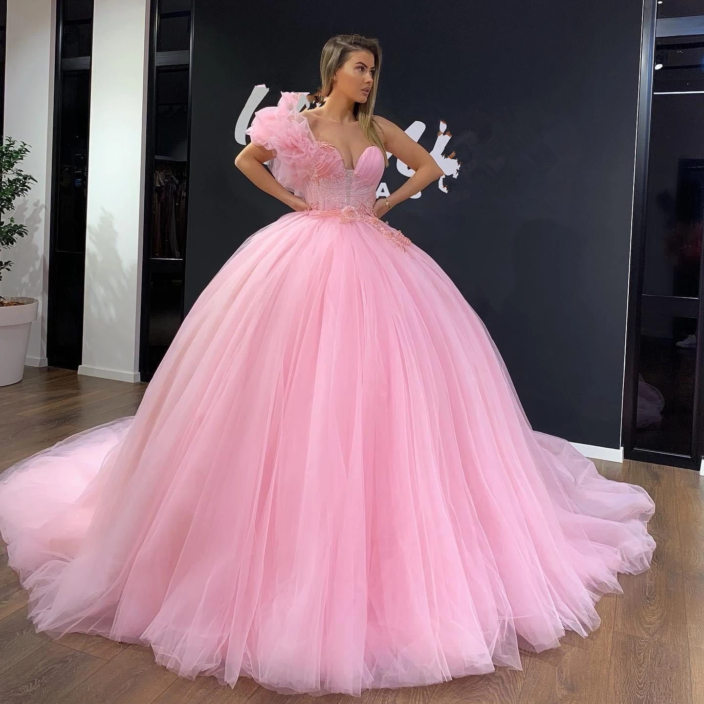 Charming Pink Tulle Ball Gown Prom Dresses One Shoulder Sweetheart Beads Puffy Ruffles Evening Gowns Graduation Party Dress
Charming Pink Tulle Ball Gown Prom Dresses One Shoulder Sweetheart Beads Puffy Ruffles Evening Gowns Graduation Party Dress