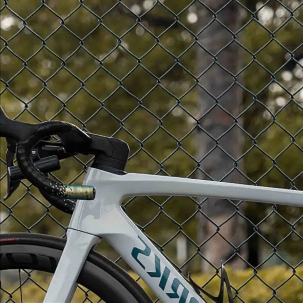 New 1:1SL7 T1100 2023 carbon frame road bike disc suitable for Di2 group 700C carbon road BSA Made in Taiwan
New 1:1SL7 T1100 2023 carbon frame road bike disc suitable for Di2 group 700C carbon road BSA Made in Taiwan