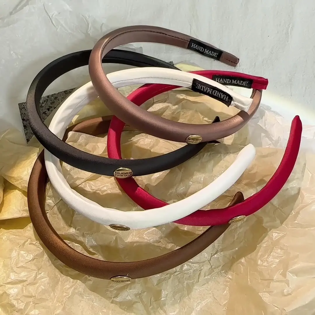 French retro oval gold buckle letter silk headband high-end sense simple and versatile solid color sponge hair clip female
French retro oval gold buckle letter silk headband high-end sense simple and versatile solid color sponge hair clip female