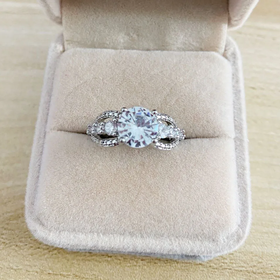 Milangirl Trendy Ladies Ring Simple Silver Color Inlaid White Zircon Arc Copper Female Ring Temperament Girl Women Jewelry Gift
Milangirl Trendy Ladies Ring Simple Silver Color Inlaid White Zircon Arc Copper Female Ring Temperament Girl Women Jewelry Gift