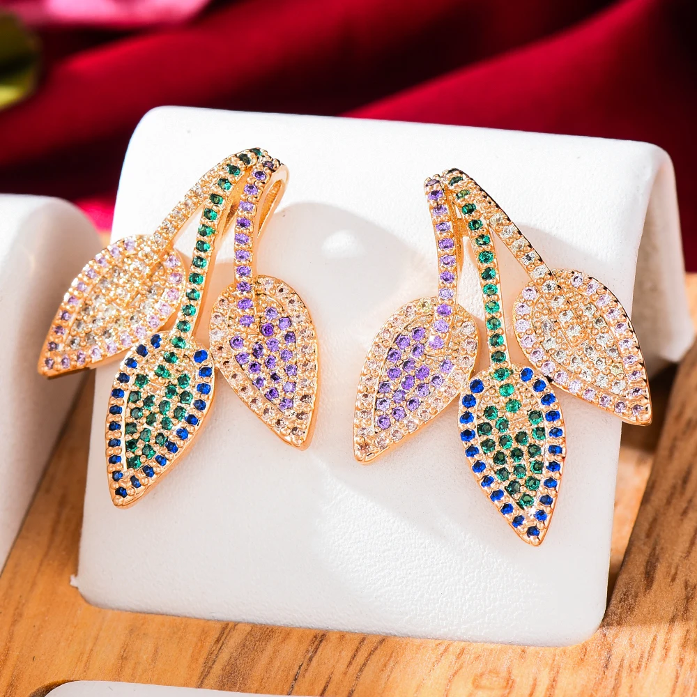 SORAMOORE High Quality Gorgeous Trendy Cute leaves Earrings for Women Girl Bridal Luxury Jewelry Ladies Daily New Fashion 2021
SORAMOORE High Quality Gorgeous Trendy Cute leaves Earrings for Women Girl Bridal Luxury Jewelry Ladies Daily New Fashion 2021