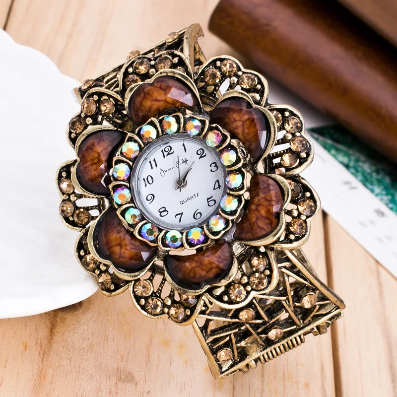 Retro Fashion trends hot rose diamond alloy Bracelet Watch Bracelet Watch Vintage Women's bracelet quartz watch for women
Retro Fashion trends hot rose diamond alloy Bracelet Watch Bracelet Watch Vintage Women's bracelet quartz watch for women