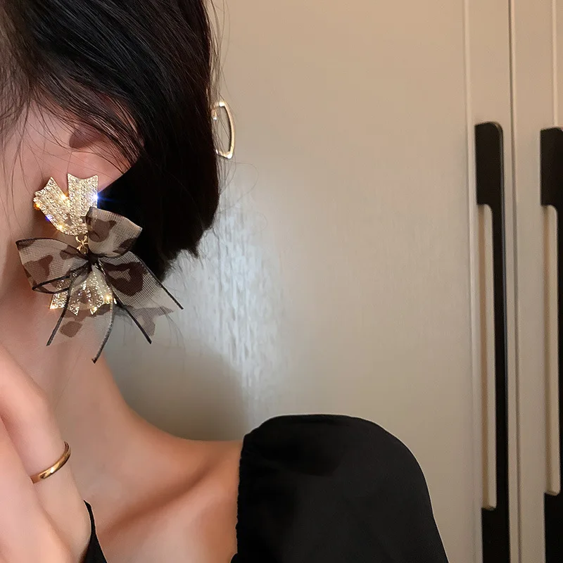 Элегантные большие серьги-гвоздики с искусственным жемчугом и бантом, кружевные леопардовые серьги из пряжи, ювелирные изделия для вечерни...
Элегантные большие серьги-гвоздики с искусственным жемчугом и бантом, кружевные леопардовые серьги из пряжи, ювелирные изделия для вечерни...