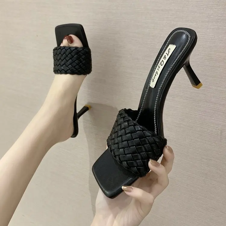 Сланцы женские на высоком квадратном каблуке, однотонные туфли с квадратным носком, пикантные, лето 2021
Сланцы женские на высоком квадратном каблуке, однотонные туфли с квадратным носком, пикантные, лето 2021