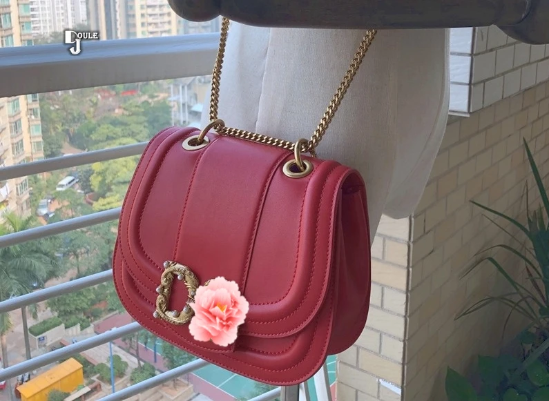 2021 New pearl-encrusted baroque style leather hand-held one-shoulder stiletto women's bag large-capacity compartment
2021 New pearl-encrusted baroque style leather hand-held one-shoulder stiletto women's bag large-capacity compartment