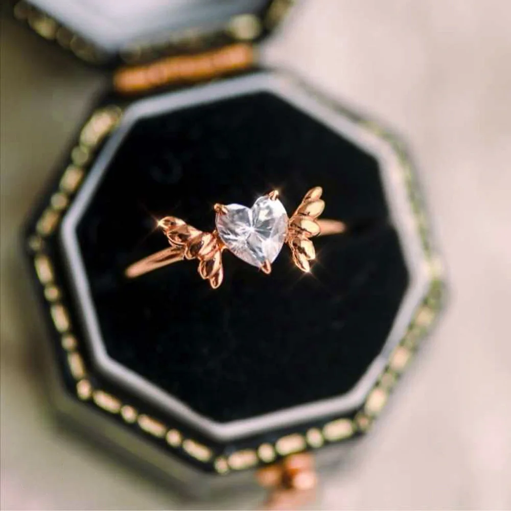 Exquisite Rose Gold Plated Angel Wing Heart CZ Zircon Women's Ring White Crystal Bridal Wedding Band Engagement Ring Jewelry
Exquisite Rose Gold Plated Angel Wing Heart CZ Zircon Women's Ring White Crystal Bridal Wedding Band Engagement Ring Jewelry