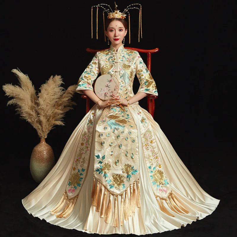 Beige Oversize 6XL Bride Dress Wedding Dress Retro Dress Chinese Cheongsam Dress High Quality Embroidery Peacock Long Section
Beige Oversize 6XL Bride Dress Wedding Dress Retro Dress Chinese Cheongsam Dress High Quality Embroidery Peacock Long Section