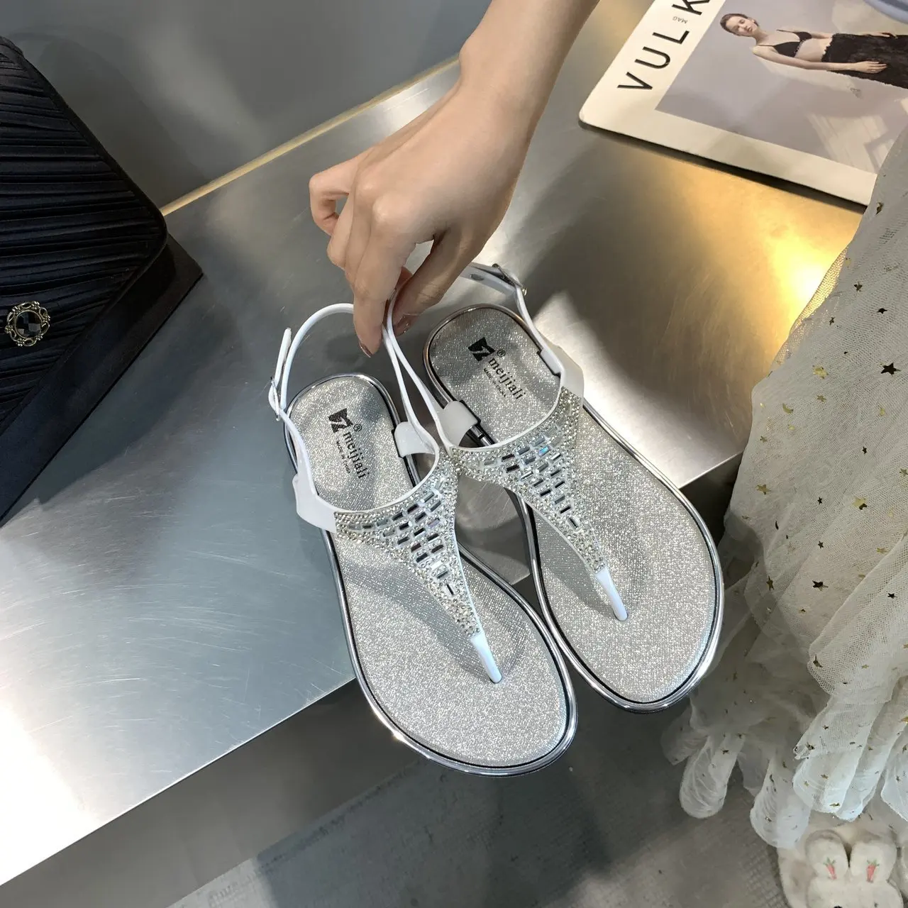 2021 new trendy summer flip flops sandals wispy roman herringbone women's sandals flat with large size sandals women
2021 new trendy summer flip flops sandals wispy roman herringbone women's sandals flat with large size sandals women