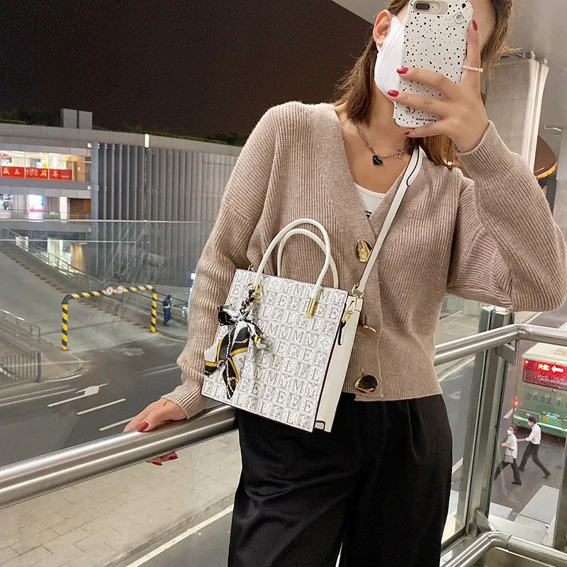 Новая трендовая модная квадратная сумка, элегантные женские Наплечные сумки с принтом, изысканная Высококачественная женская сумка-мессен... 
Новая трендовая модная квадратная сумка, элегантные женские Наплечные сумки с принтом, изысканная Высококачественная женская сумка-мессен...