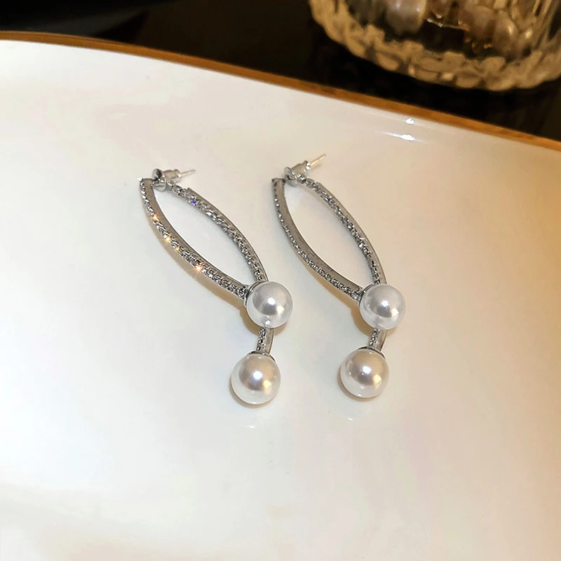 Серьги-подвески женские Изогнутые с жемчугом и цирконом 
Серьги-подвески женские Изогнутые с жемчугом и цирконом