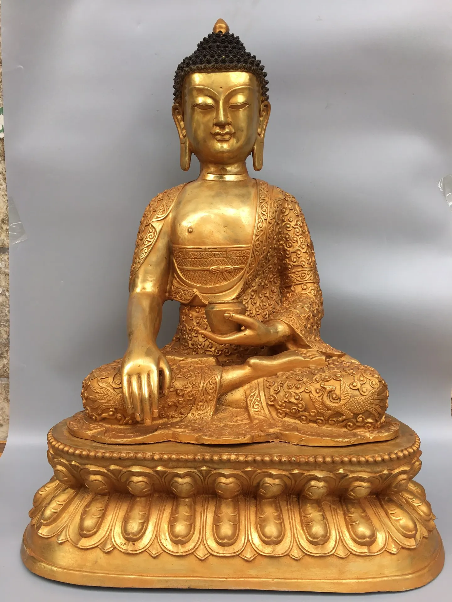 25"Chinese Folk Collection Old Bronze Gilt Shakyamuni Buddha Amitabha Lotus Terrace Sitting Buddha Ornaments Town House Exorcism
25"Chinese Folk Collection Old Bronze Gilt Shakyamuni Buddha Amitabha Lotus Terrace Sitting Buddha Ornaments Town House Exorcism