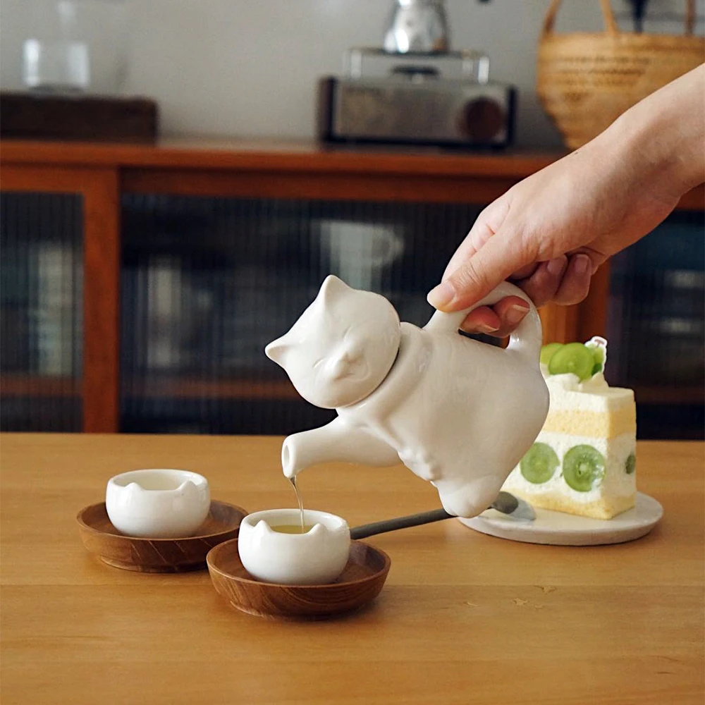 White Cover Cute Tea Pot Set Japanese Handmade Ceramic Cat Shape Tea Kettle Gift Box Tetera Cristal Household Products EF50TP
White Cover Cute Tea Pot Set Japanese Handmade Ceramic Cat Shape Tea Kettle Gift Box Tetera Cristal Household Products EF50TP