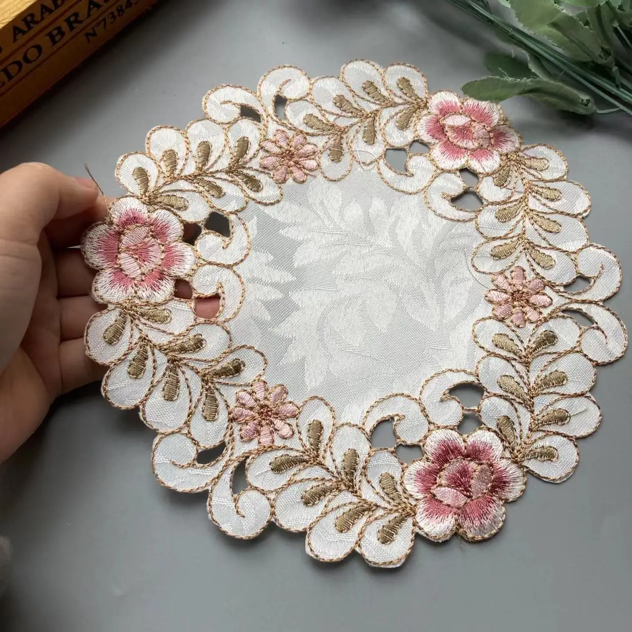 Top Lace 20cm Flowers Satin Embroidery Place Table Mat Cloth Pad Cup Coaster New Year Placemat Kitchen Christmas Wedding Decor
Top Lace 20cm Flowers Satin Embroidery Place Table Mat Cloth Pad Cup Coaster New Year Placemat Kitchen Christmas Wedding Decor