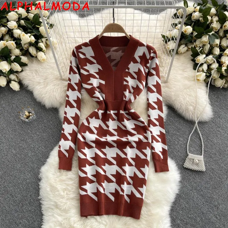 Женское трикотажное облегающее платье ALPHALMODA, обтягивающее с длинными рукавами и V-образным вырезом, обтягивающее, шикарное, на осень 2021
Женское трикотажное облегающее платье ALPHALMODA, обтягивающее с длинными рукавами и V-образным вырезом, обтягивающее, шикарное, на осень 2021