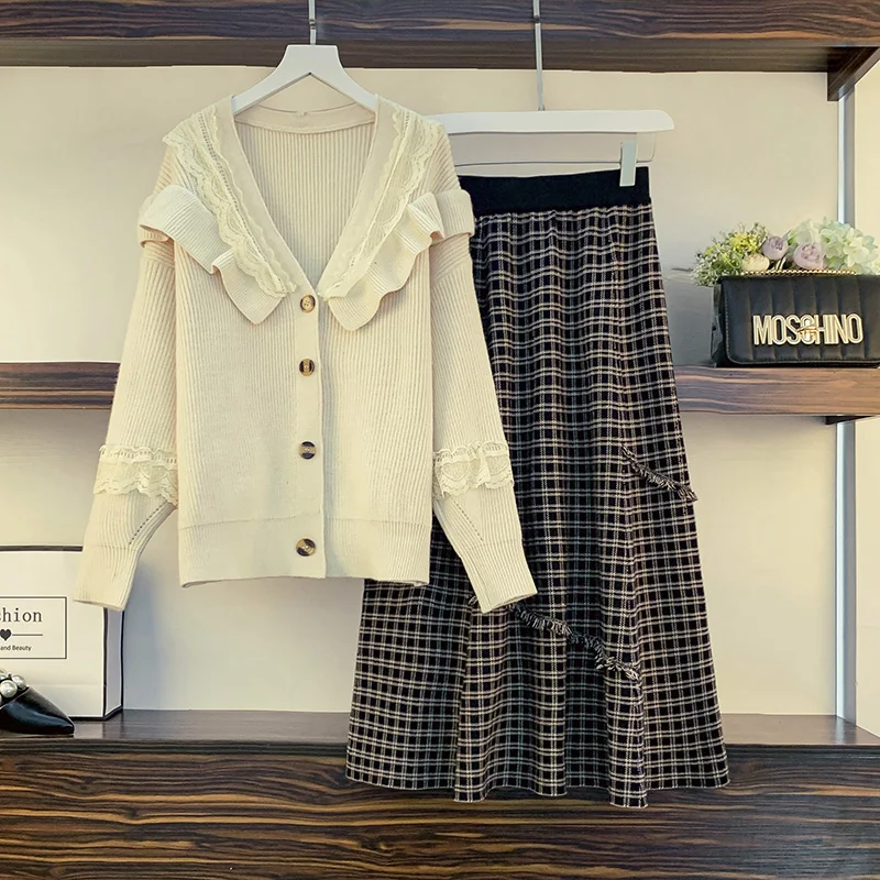 Fashion autumn plus size 4XL women's all-match stitching lace edge knitted cardigan shirt plaid skirt suit
Fashion autumn plus size 4XL women's all-match stitching lace edge knitted cardigan shirt plaid skirt suit