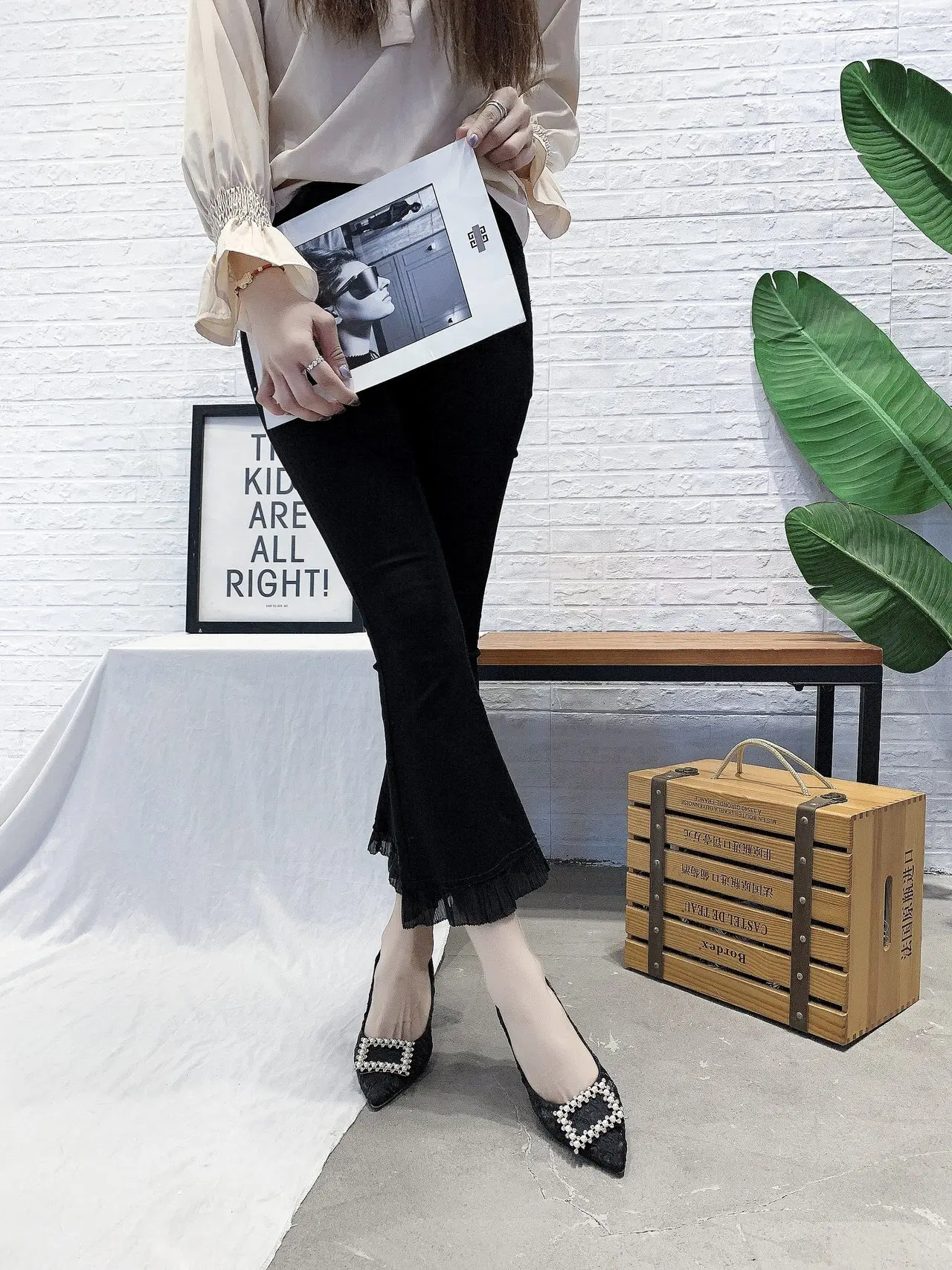 2021 summer high-heeled shoes with pearl square buckle fine heel pointed fairy style temperament OL shallow mouth women's shoes
2021 summer high-heeled shoes with pearl square buckle fine heel pointed fairy style temperament OL shallow mouth women's shoes