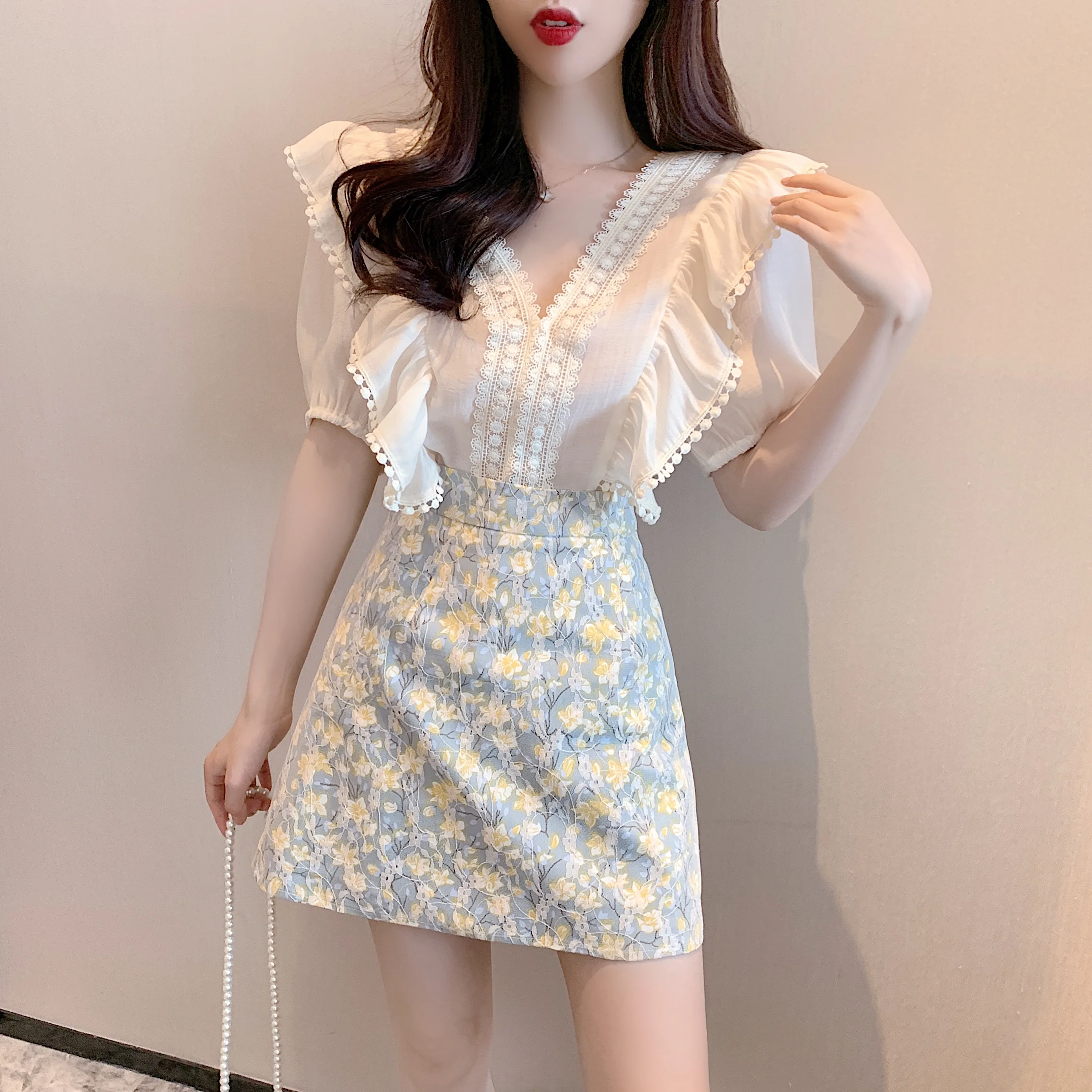 2021 Summer 2 Piece Set Elegant Fashion Sweet Ruffles Chiffon V-Neck Shirt Top + Flowers A-Line Mini Skirts Suit
2021 Summer 2 Piece Set Elegant Fashion Sweet Ruffles Chiffon V-Neck Shirt Top + Flowers A-Line Mini Skirts Suit
