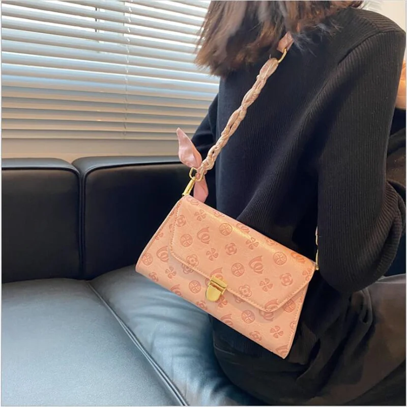 2021 new personality women's shoulder bag fashion simple PU leather embossed solid color handbag messenger bag
2021 new personality women's shoulder bag fashion simple PU leather embossed solid color handbag messenger bag