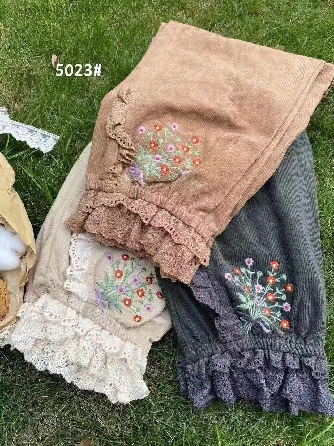 Женские вельветовые укороченные брюки Mori Girl, винтажные кружевные брюки с вышивкой, Осень-зима 2021
Женские вельветовые укороченные брюки Mori Girl, винтажные кружевные брюки с вышивкой, Осень-зима 2021