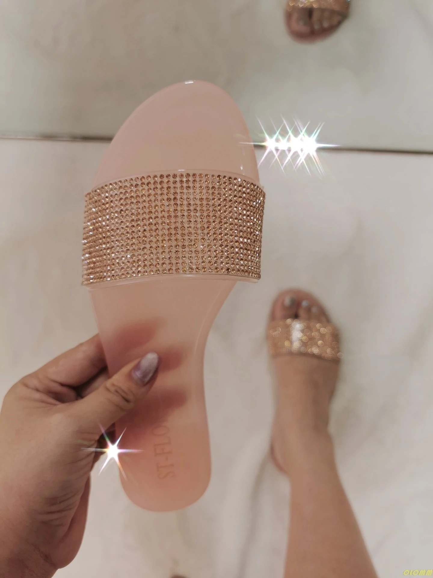 New Summer Women Crystal Slippers Woman Bling Flat Soft Female Candy Color Flip Flops Outdoor Ladies Slides Hot Beach Shoes
New Summer Women Crystal Slippers Woman Bling Flat Soft Female Candy Color Flip Flops Outdoor Ladies Slides Hot Beach Shoes