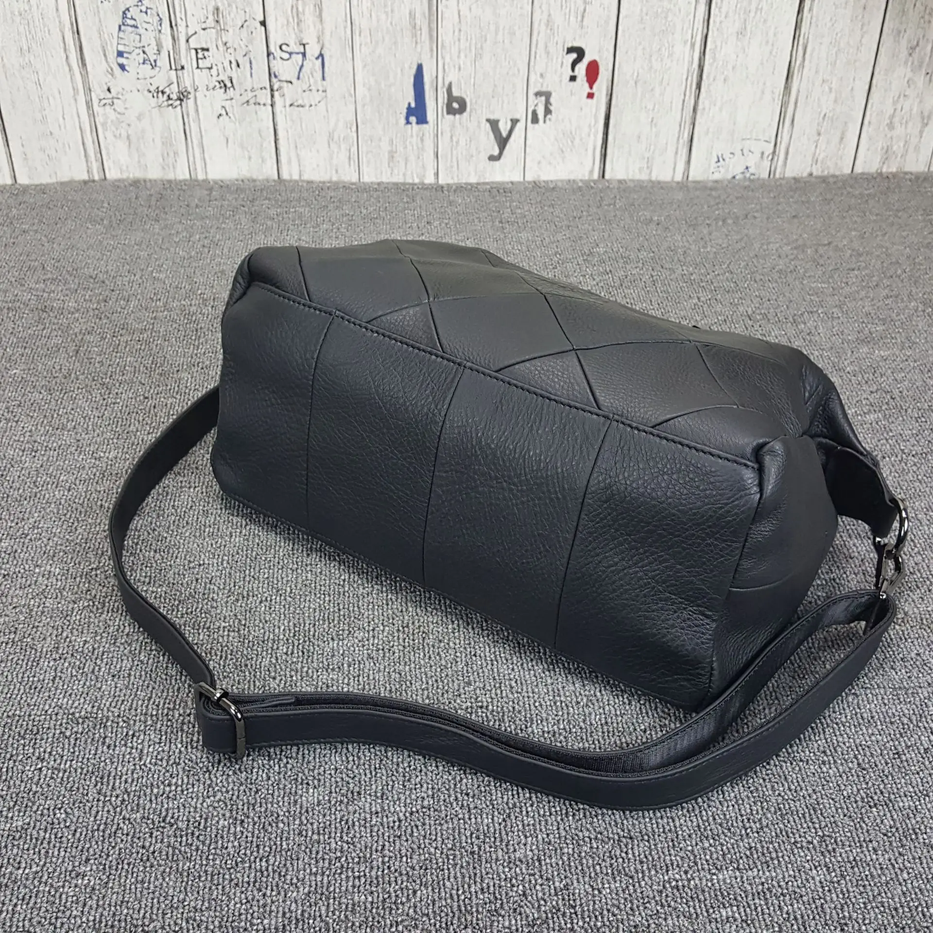 2021 new European and American simple trend messenger bag 100% cowhide casual bag leather shoulder bag large-capacity handbag 
2021 new European and American simple trend messenger bag 100% cowhide casual bag leather shoulder bag large-capacity handbag