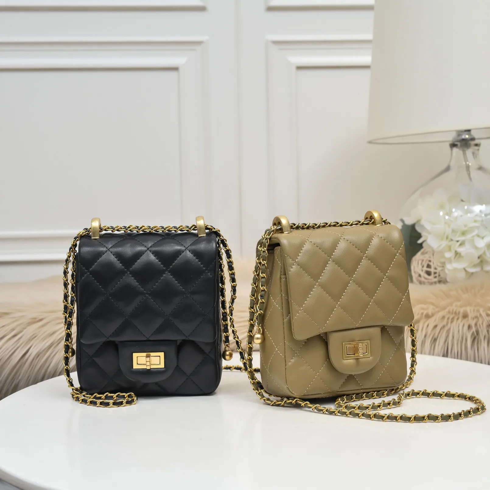 Sheepskin Mini L small Square Bag New 2021 Shoulder Chain Mobile Phone Bag Women's SlungLeather Small Bag Free of Charge.
Sheepskin Mini L small Square Bag New 2021 Shoulder Chain Mobile Phone Bag Women's SlungLeather Small Bag Free of Charge.